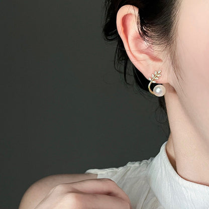 Pearl stud earrings with leaf design