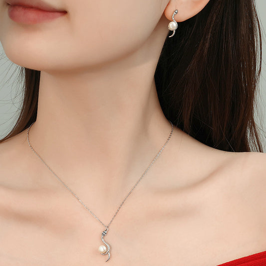 Premium retro design snake collarbone chain pearl pendant