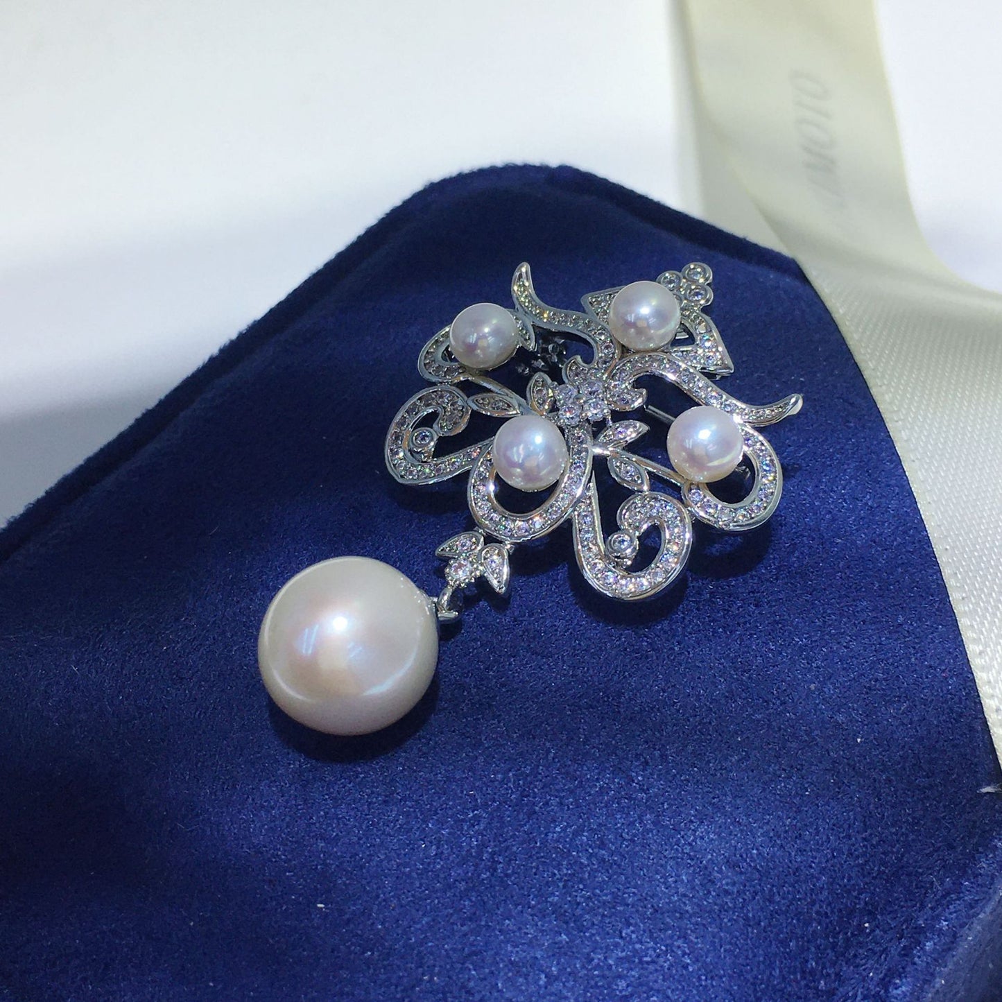 Natural Pearl Court Design Brooch