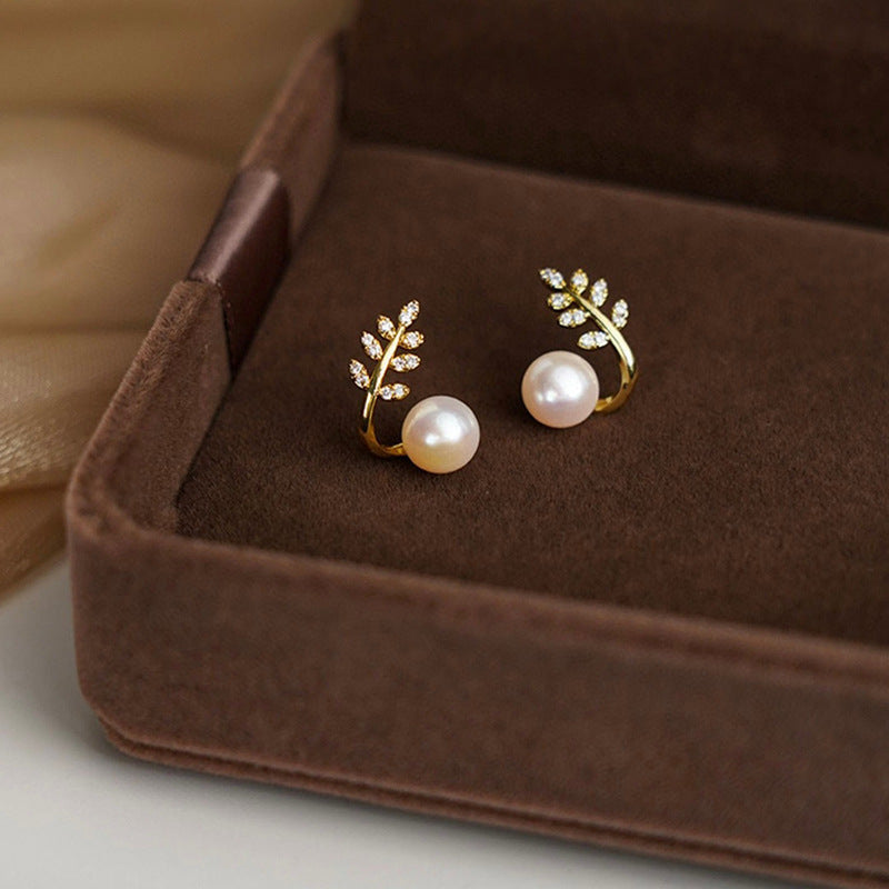 Pearl stud earrings with leaf design