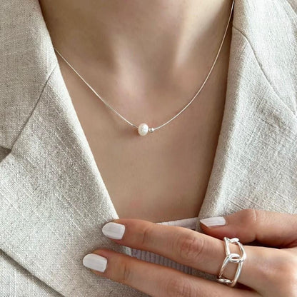 Simple design pearl necklace
