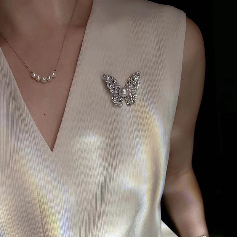Xiaoxiangfeng Natural Pearl Butterfly Design Brooch