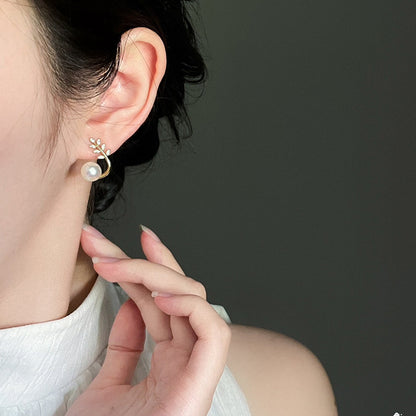 Pearl stud earrings with leaf design