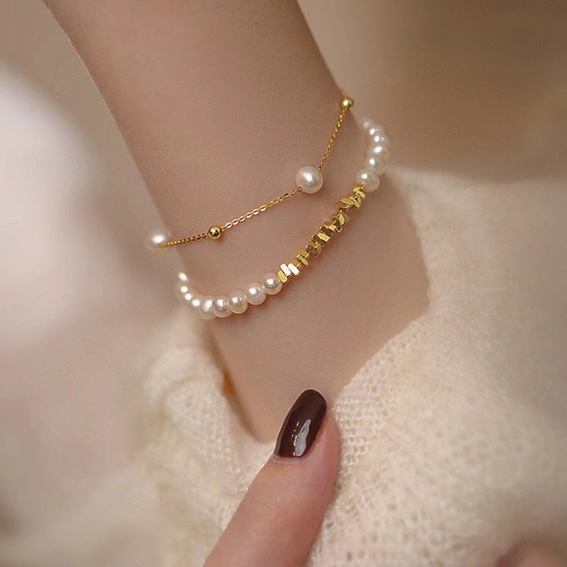Natural pearl light luxury design bracelet.