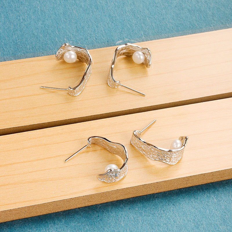 Pearl stud earrings with wrinkled design