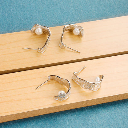 Pearl stud earrings with wrinkled design