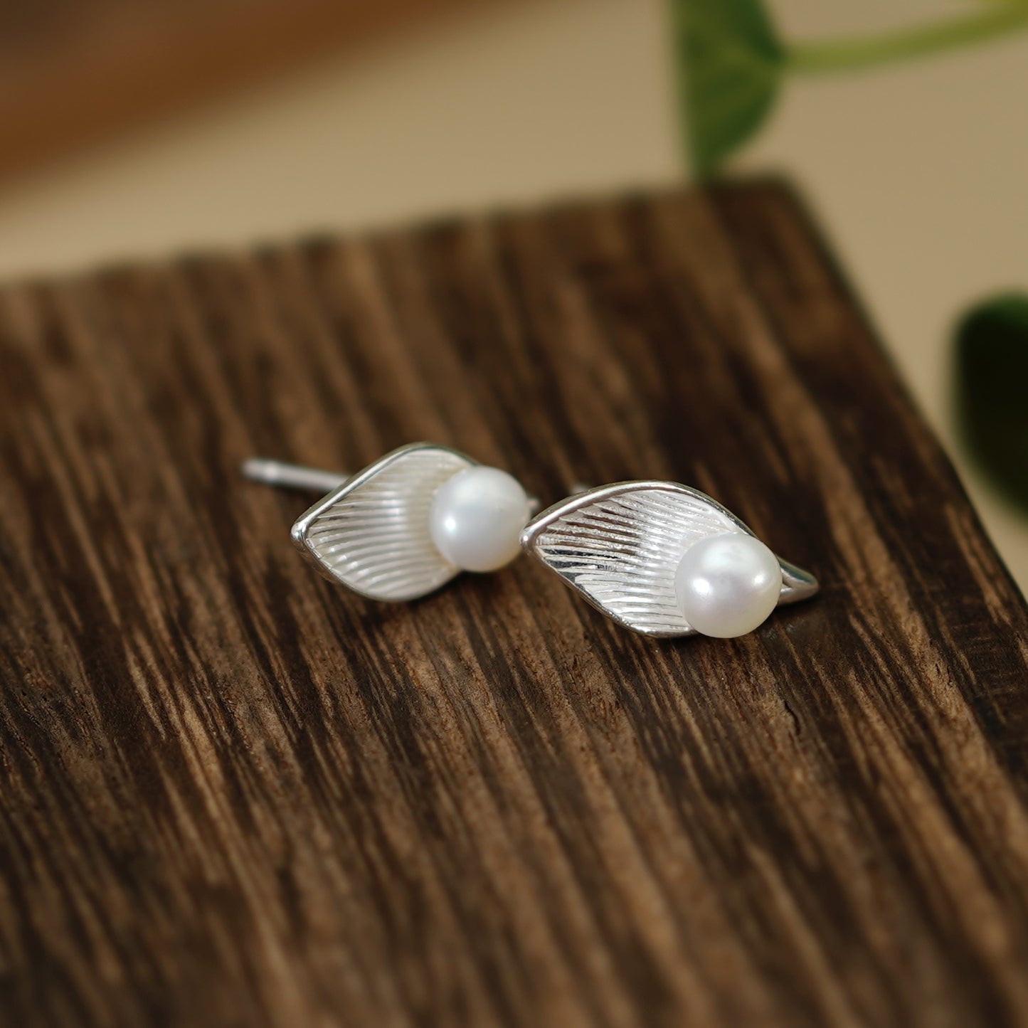 Pearl stud earrings with leaf design