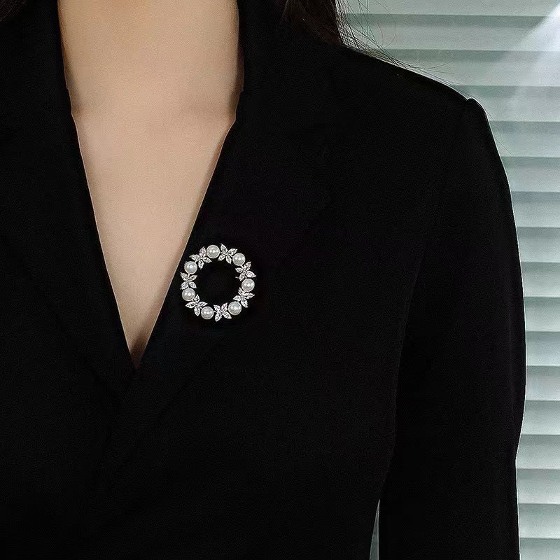 Natural steamed bread pearl garland brooch