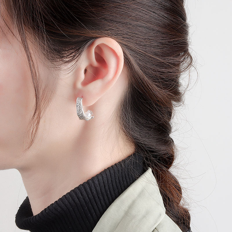 Pearl stud earrings with wrinkled design