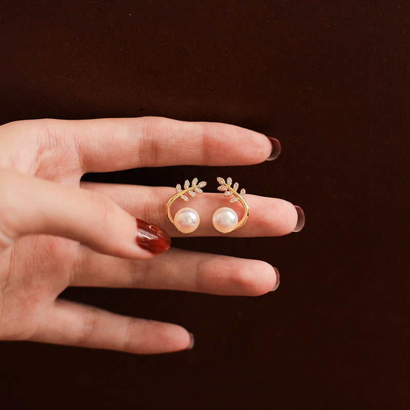 Pearl stud earrings with leaf design