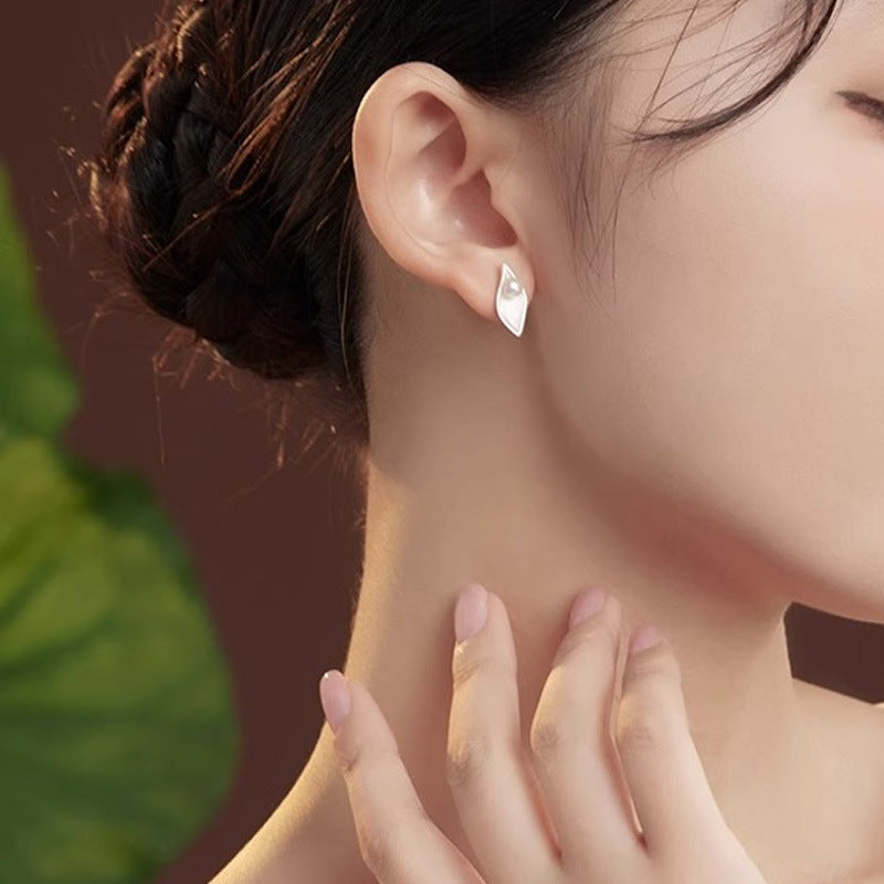 Pearl stud earrings with leaf design