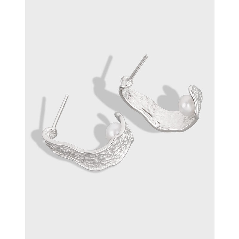 Pearl stud earrings with wrinkled design