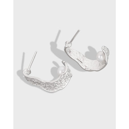 Pearl stud earrings with wrinkled design