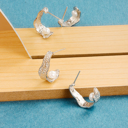 Pearl stud earrings with wrinkled design