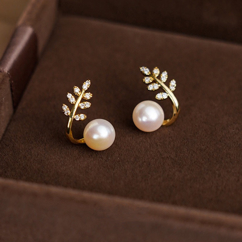 Pearl stud earrings with leaf design