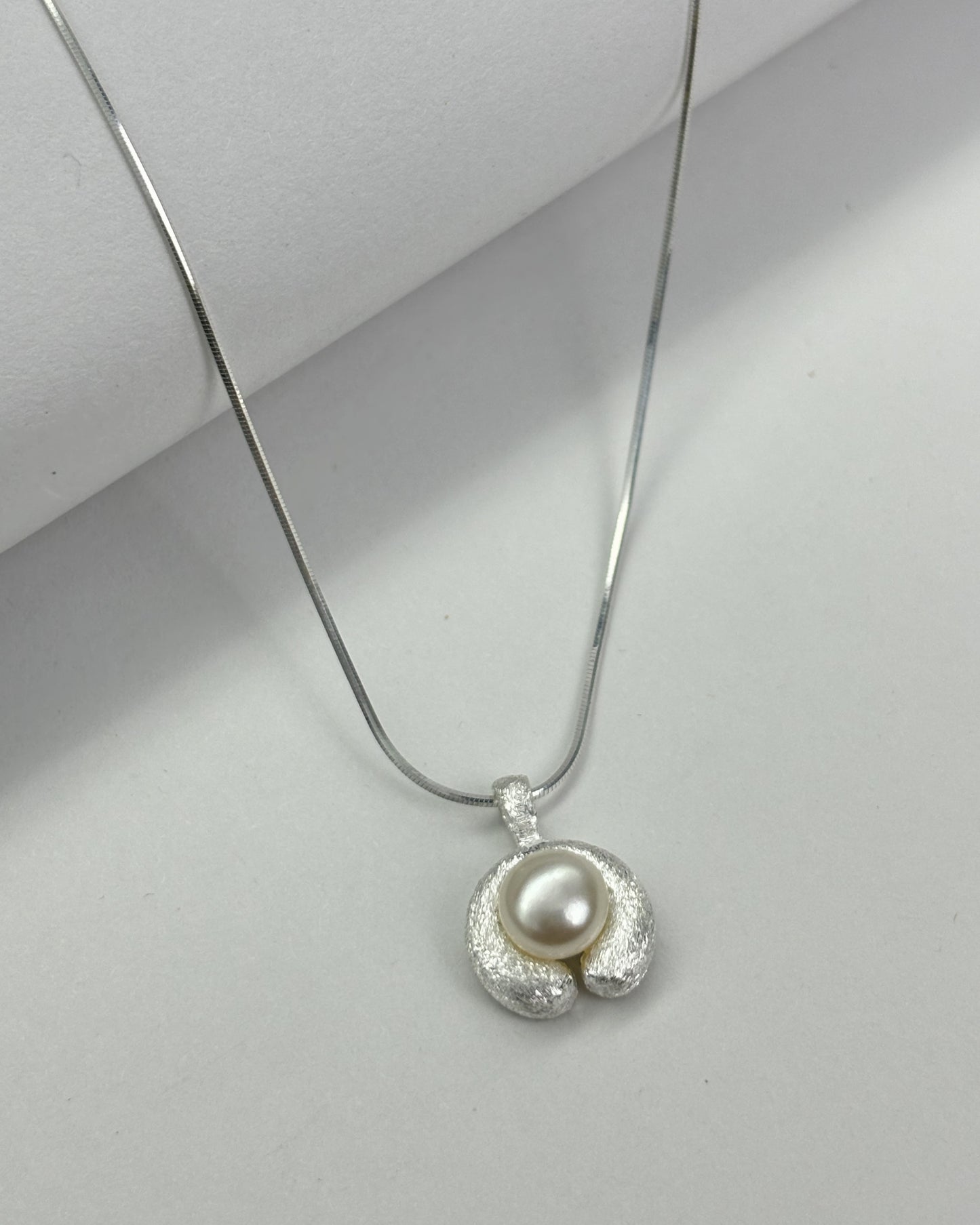 Natural pearl matte gentle wind necklace