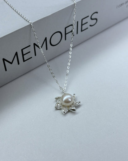 Lotus design pearl pendant