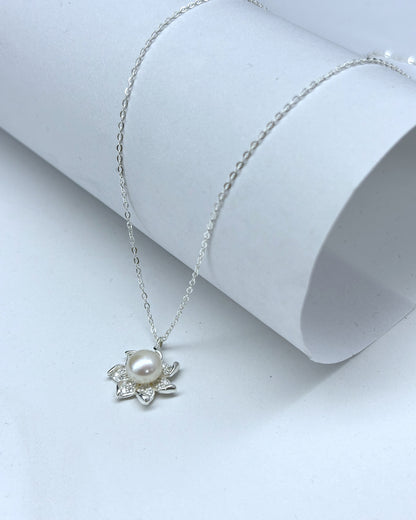 Lotus design pearl pendant