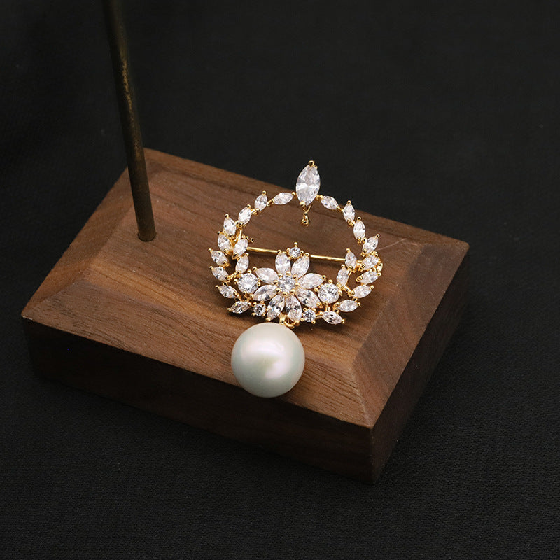 Natural Pearl Wreath Design Brooch