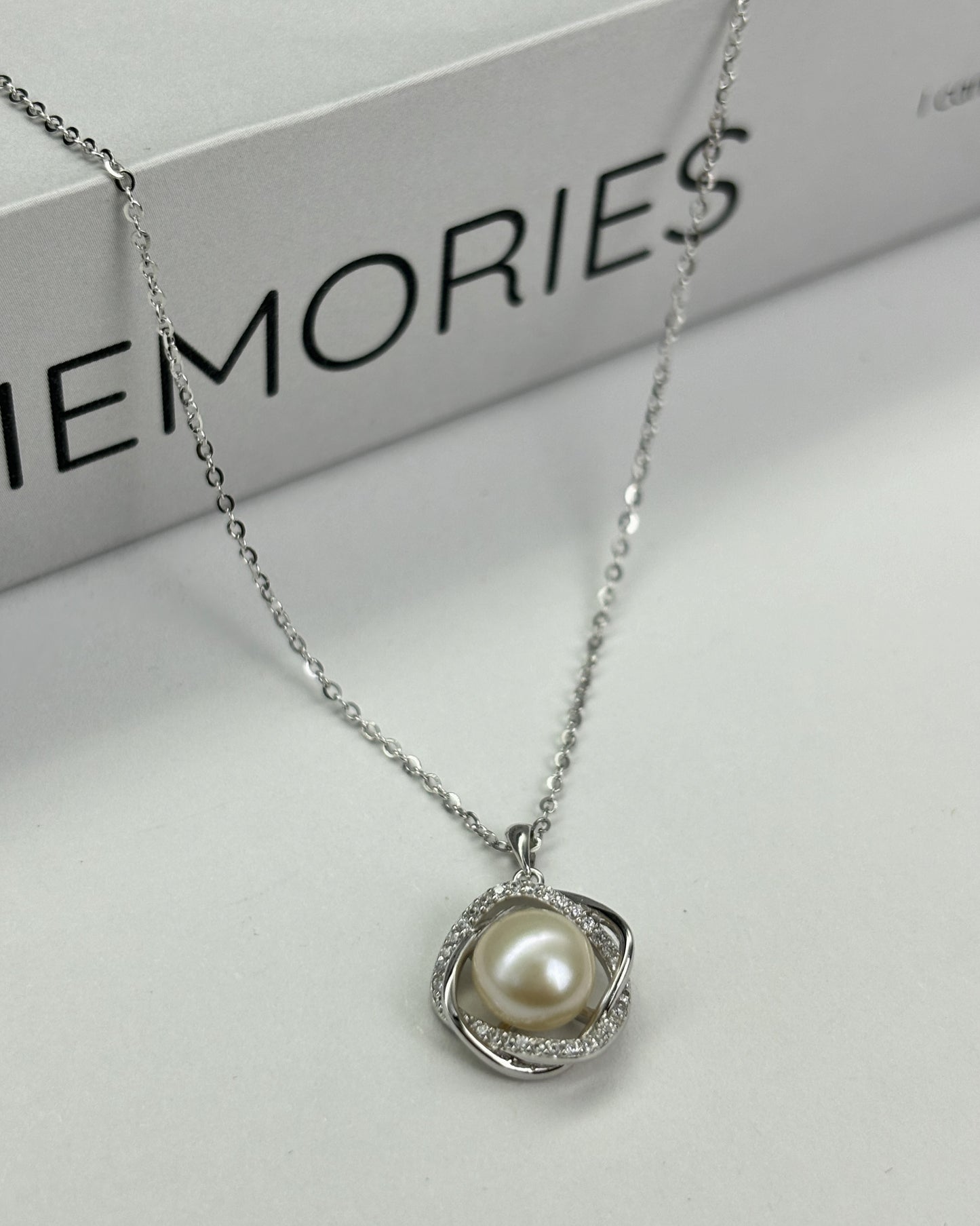 Camellia design pearl necklace