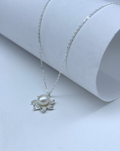Lotus design pearl pendant