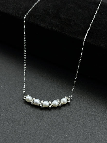 Leaf Tandem Design Pearl Necklace