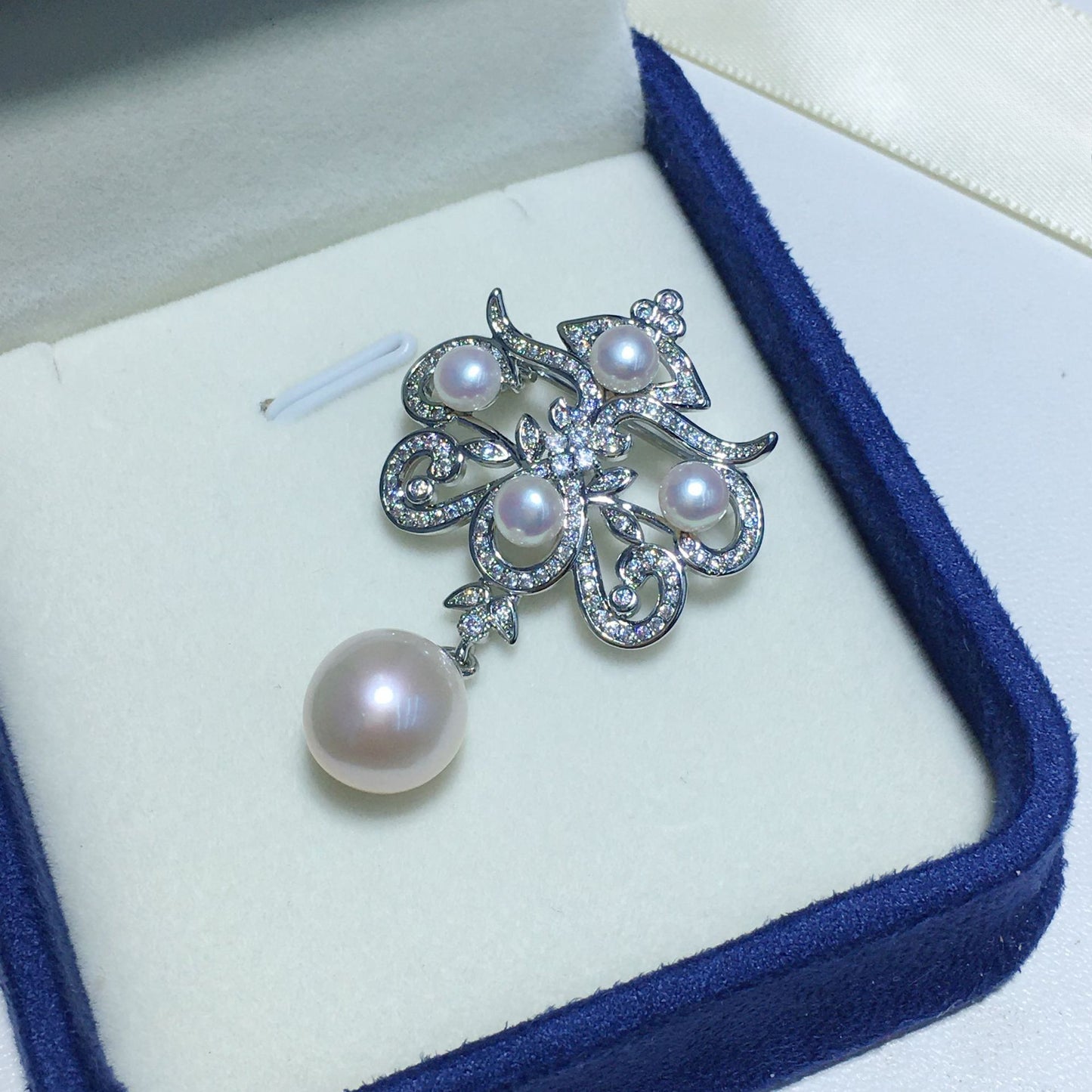 Natural Pearl Court Design Brooch