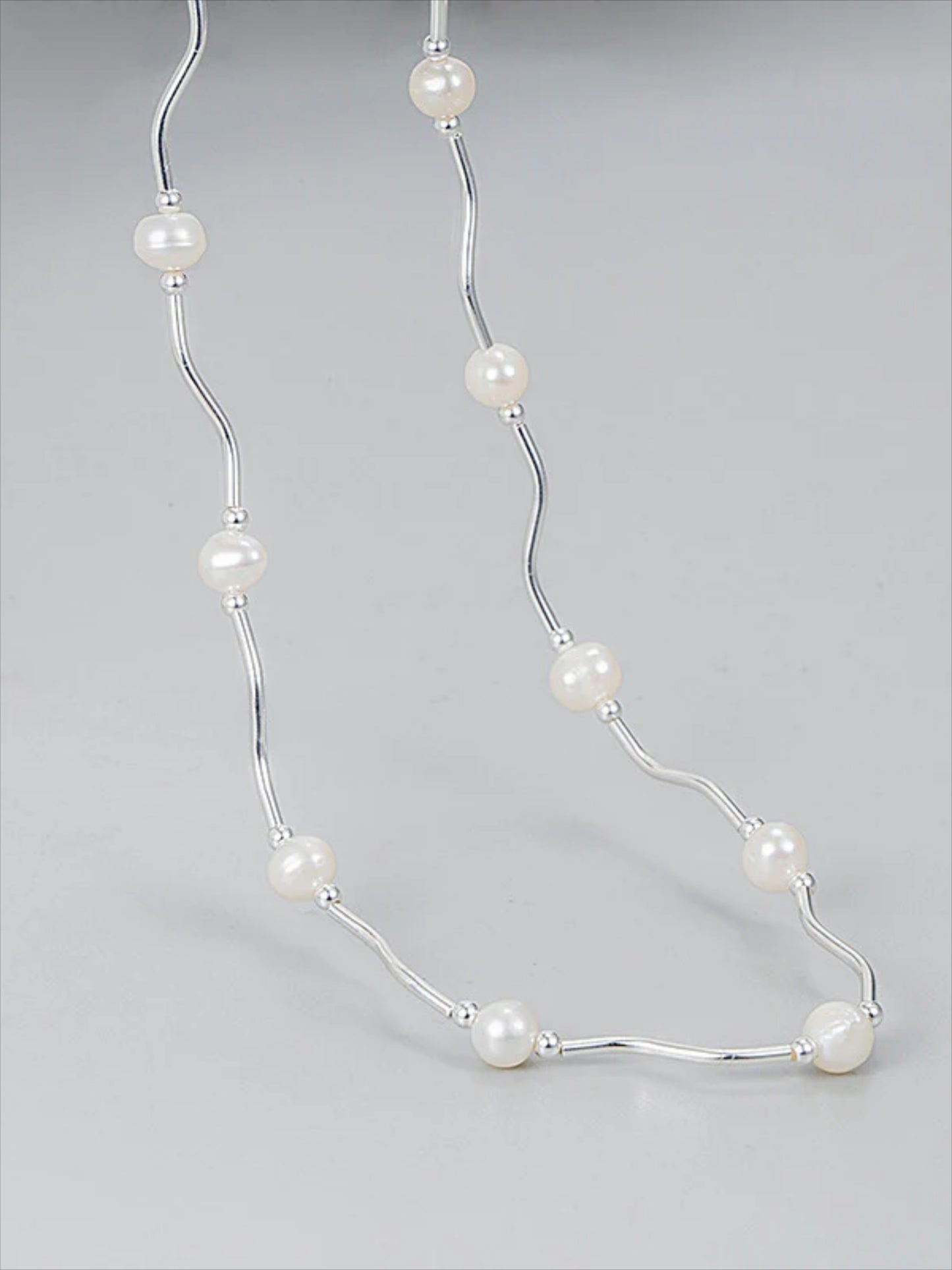 Wave pearl necklace