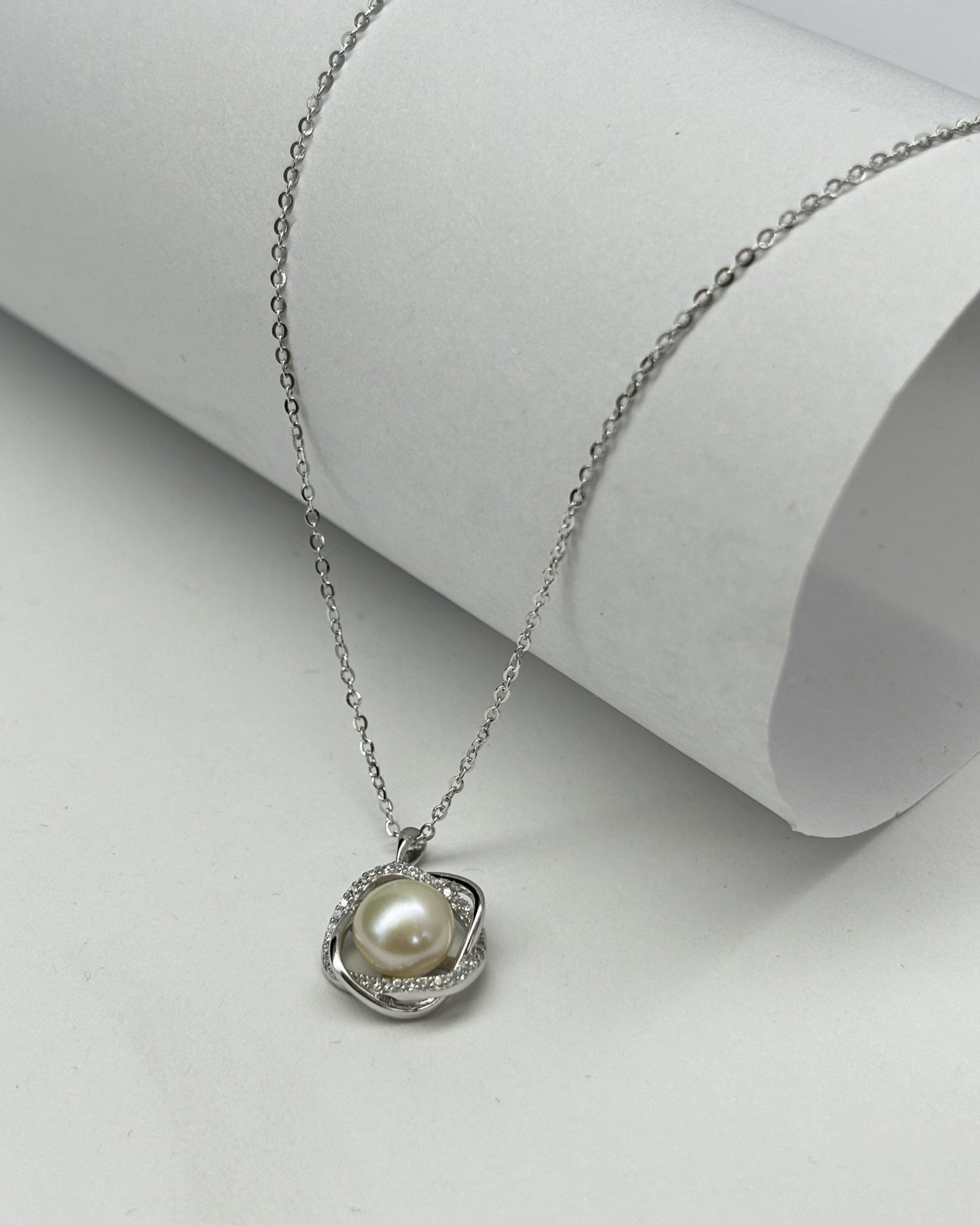 Camellia design pearl necklace